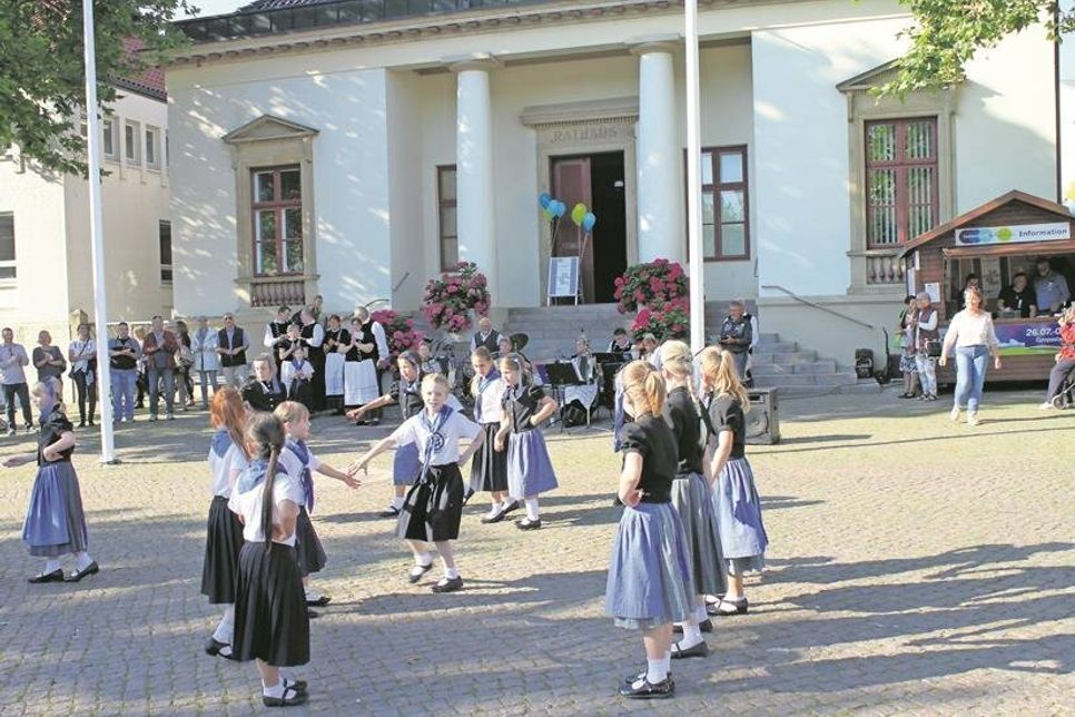 Im reporter in der Hochtorstraße 19 liest Schriftstellerin Angélique Mundt (Foto) aus ihrem Thriller „Trauma. Wenn sie sich erinnert, wird sie zur Mörderin“ und Malerin Brunhild Steiner stellt einige ihrer Werke aus.
