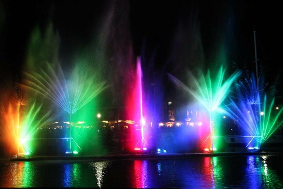 Lesungen, Ausstellungen und Musik - für jeden ist etwas dabei. Die Krönung ist das fulminante Finale am Hafen mit „Flames of Water“.