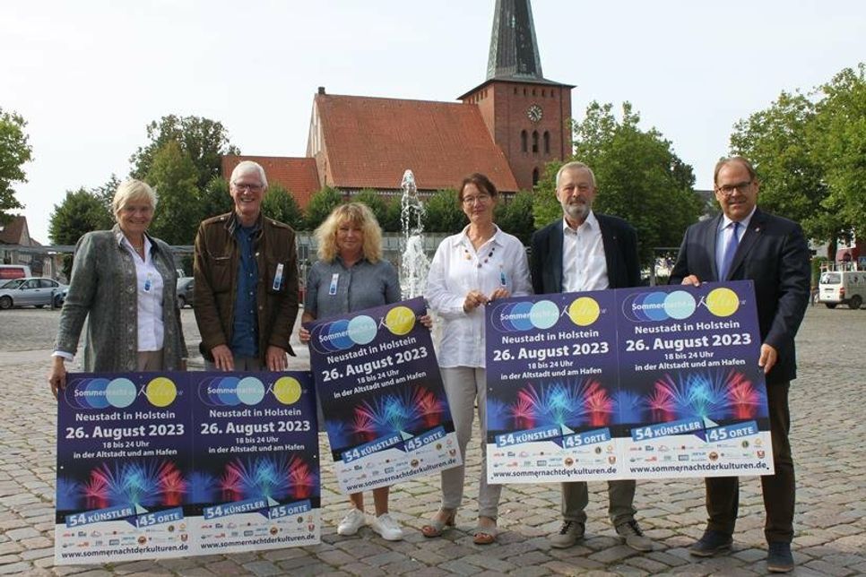 Startklar für einen unvergesslichen Abend: Susanne Bimberg-Nittritz, Uwe Muchow, Barbara Helbach, und Antje Weise vom Organisationsteam mit Bürgervorsteher Heinrich Holtfester und Bürgermeister Mirko Spieckermann (v. lks.).