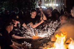 Impressionen wie diese verspricht das Nachtschmieden ab 19.30 Uhr, bei dem auch die „Luppe“ des Rennofens ausgeschmiedet werden soll.