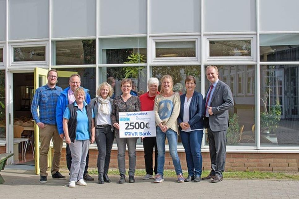 Spender und Empfänger: wieder 2500 Euro für das Kinder- und Jugendhaus.