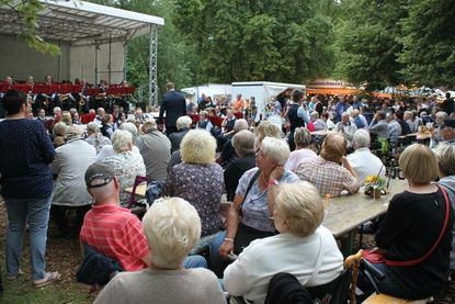 Weil es in der lauschigen Biergarten-Atmosphäre so gemütlich ist, spielen Bands live auf der Bühne die passende Gute-Laune-Musik.