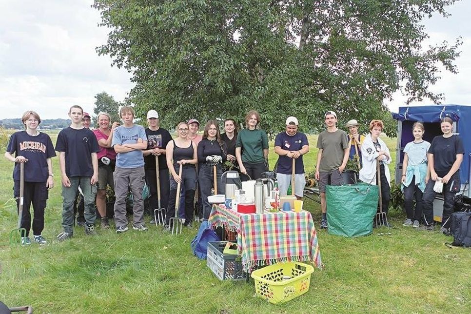 Tatkräftige FÖJler helfen beim Naturschutz.
