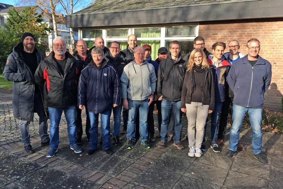 Dahme. Vom 17. bis 19. November fand das 4. Wachführertreffen der DLRG Wasserrettungsstation Dahme im Gemeindehaus im Ostseebad Dahme statt. Anwesend waren die Wachführer der Saison 2017 sowie einige Crew-Mitglieder. Als besuchten Tourismusleiterin Ulrike Dallmann, DLRG Einsatzleiter Küste Schleswig-Holstein Klaus Holger Hecken sowie der Vorsitzende der DLRG Dahme Jürgen Schlünder die Tagung. Im Verlaufe der Tagung wurde der Wachplan für die Saison 2018 abgestimmt sowie weitere aktuelle Themen besprochen. (red)