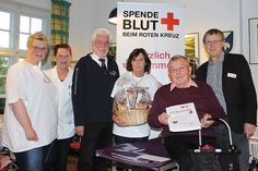 DRK-Teams mit Blutspende-Rekordhalter: (v. l.) Bianka Noack und Ursula Wernicke (DRK-Blutspendedienst Nord-Ost), Bernd Bormann, Martina Spickermann (DRK-Ortsverein Lütjenburg-Giekau), Hans Michaelis, Harald Hinz (DRK-Blutspendedienst Nord-Ost).