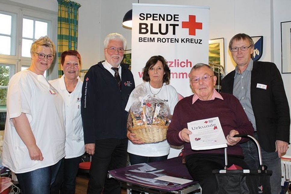 DRK-Teams mit Blutspende-Rekordhalter: (v. l.) Bianka Noack und Ursula Wernicke (DRK-Blutspendedienst Nord-Ost), Bernd Bormann, Martina Spickermann (DRK-Ortsverein Lütjenburg-Giekau), Hans Michaelis, Harald Hinz (DRK-Blutspendedienst Nord-Ost).
