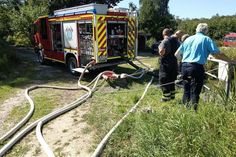 Die Feuerwehr pumpt Teichwasser in den regulären Ablaufschacht.