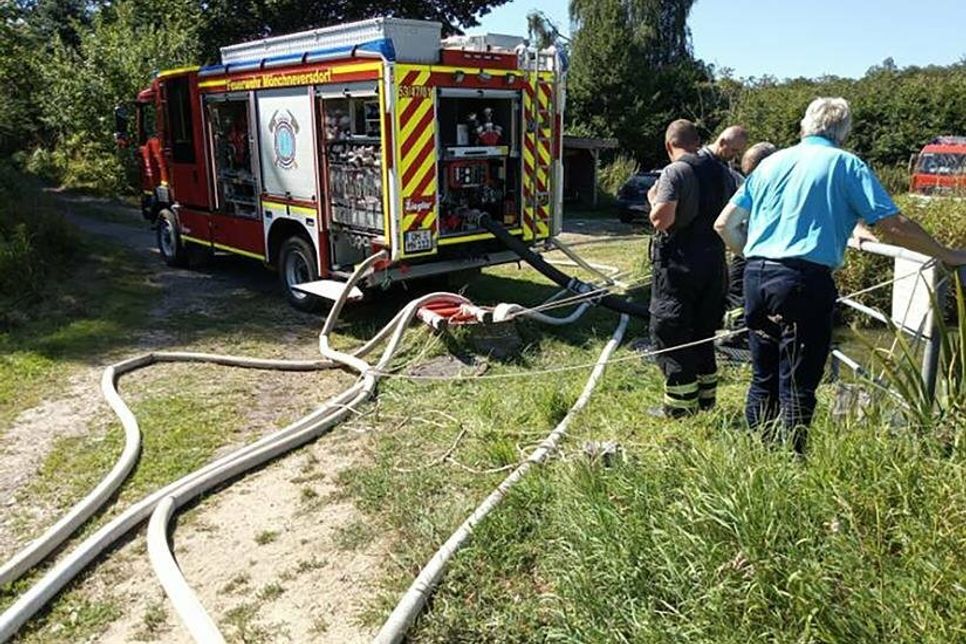 Die Feuerwehr pumpt Teichwasser in den regulären Ablaufschacht.