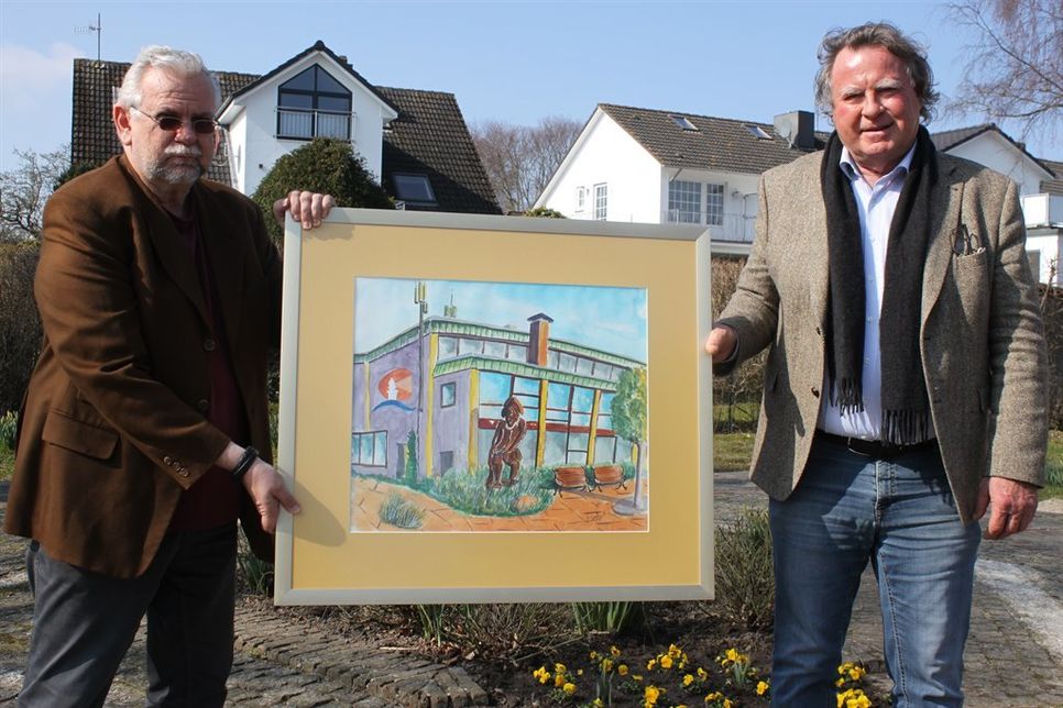 Bürgermeister Dieter Knoll (re.) und sein Stellvertreter Sven Rohr mit einer Haus des Gastes-Zeichnung des Künstlers Torsten Bahr.