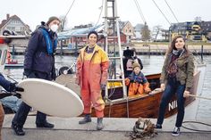 Dreharbeiten im Niendorfer Hafen: Regisseur Matthias Tiefenbacher (von links), Anneke Kim Sarnau (Heddi Böhnkamp), Kameramann Hanno Lentz, Lewe Wagner (Jannis Böhnkamp) und Zoe Moore (Eva Böhnkamp).
