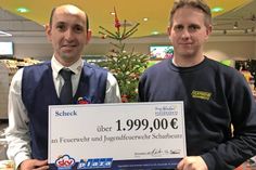 Die stolze Summe von 1.999 Euro wurde in Form eines Schecks symbolisch vom Marktleiter Ayhan Deniz an den Ortswehrführer Sebastian Levgrün übergeben.