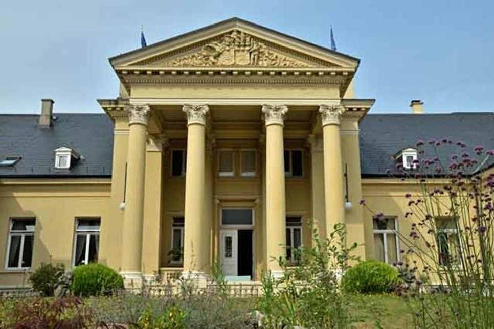 Schloss Bredeneek ist eigentlich kein Schloss, sondern ein Herrenhaus im Stil des Neoklassizismus aus den Jahren 1898 – 1902. Ein Teil des Gebäudes ist den Bildungszwecken des Fördervereins Bürgerschloss Bredeneek e.V. gewidmet.