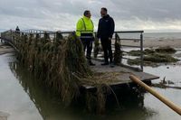 Wirtschaftsminister Claus Ruhe Madsen (re.) im Gespräch über die Schäden in Grömitz mit Bürgermeister Sebastian Rieke.