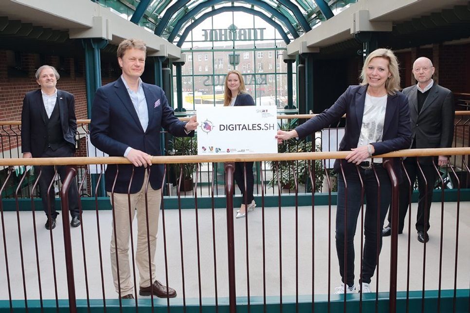 v.l.: Theo Weirich (Geschäftsführer, wilhelm.tel), Bürgermeister Dr. Uwe Brinkmann (Bad Schwartau), Sonja Bahnsen (Chief Digital Officerin, Norderstedt), Oberbürgermeisterin Elke Christina Roeder (Norderstedt), Dieter Witasik (Projektmanagement Smart Health, ews group).