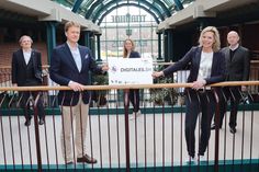 v.l.: Theo Weirich (Geschäftsführer, wilhelm.tel), Bürgermeister Dr. Uwe Brinkmann (Bad Schwartau), Sonja Bahnsen (Chief Digital Officerin, Norderstedt), Oberbürgermeisterin Elke Christina Roeder (Norderstedt), Dieter Witasik (Projektmanagement Smart Health, ews group).