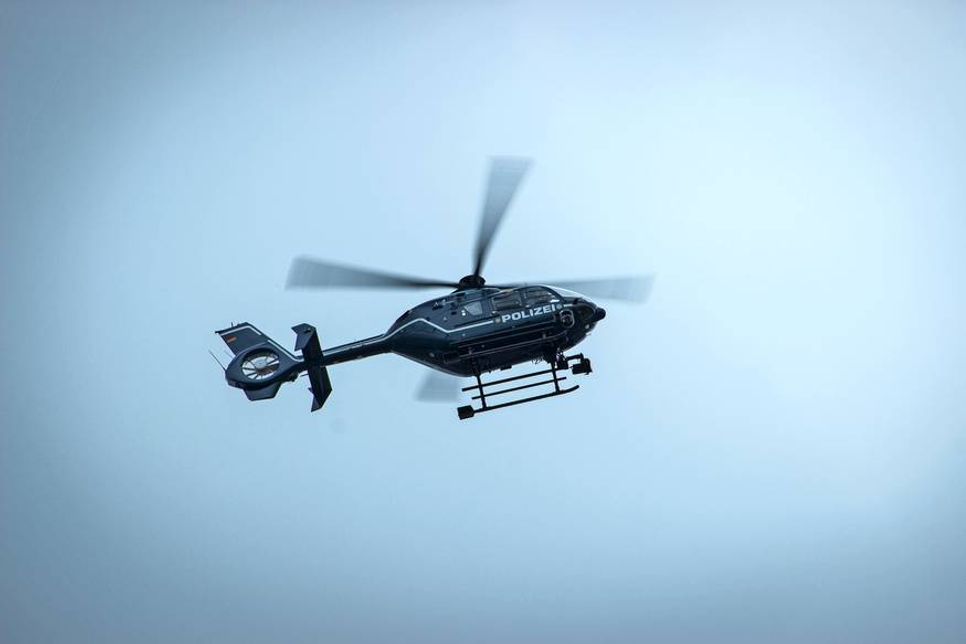 Mit Unterstützung eines Diensthundes, Wärmebildkameratechnik und eines Hubschraubers konnte der Flüchtige gefasst werden.