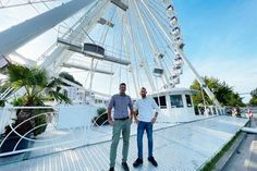 Jan Femerling und Daniel Hayek (re.) vor dem Riesenrad „La Noria“.