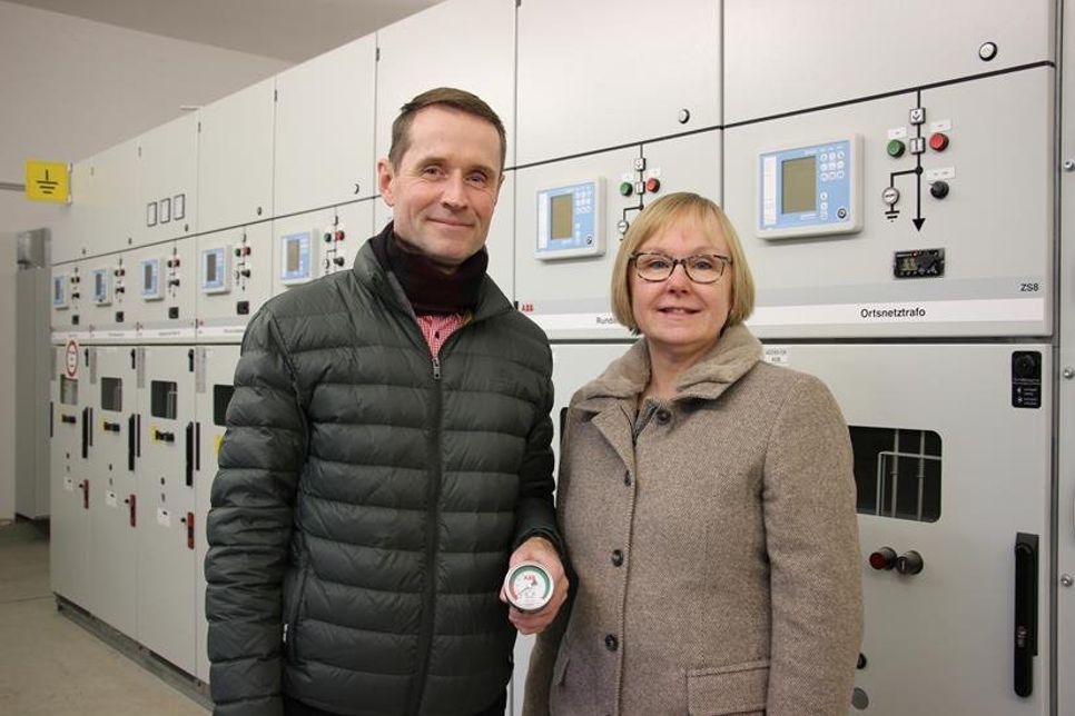 Stadtwerkeleiterin Vera Litzka mit Michael Scherf, Abteilungsleiter Technik Elektrizität/Glasfaserinfrastruktur vor der neuen Umspannanlage am Heisterbusch.