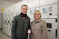 Stadtwerkeleiterin Vera Litzka mit Michael Scherf, Abteilungsleiter Technik Elektrizität/Glasfaserinfrastruktur vor der neuen Umspannanlage am Heisterbusch.