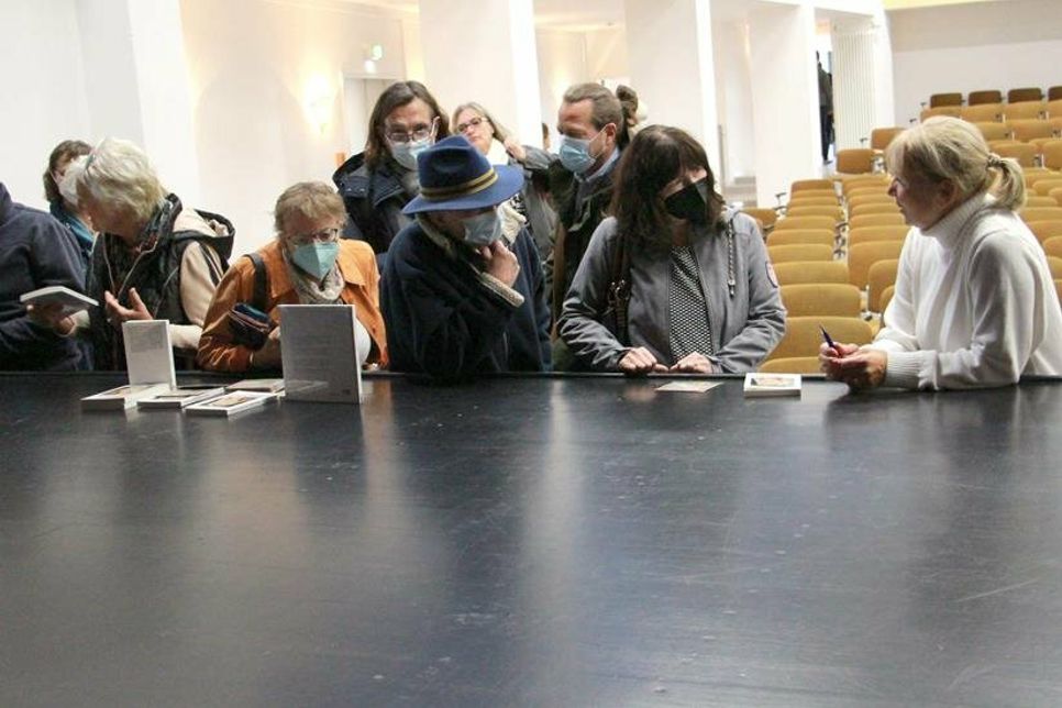Die Schauspielerin nahm sich nach der Lesung noch viel Zeit für Gespräche und zum Signieren ihrer Bücher und Hörbücher.