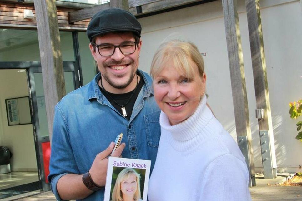 Gehen seit 12 Jahren mit plattdeutschen Lesungen auf Tour: Sabine Kaack und Mundharmonika-Solist Ben Heuer.