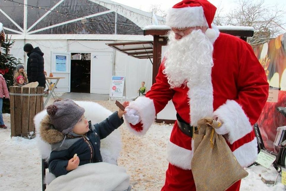 Lolli-Auspackservice vom Weihnachtsmann für den anderthalbjährigen Karl.