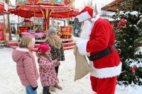 Kommt extra jeden Samstag nach Neustadt, um auf dem Wintertreff Süßigkeiten zu verteilen: der Weihnachtsmann.