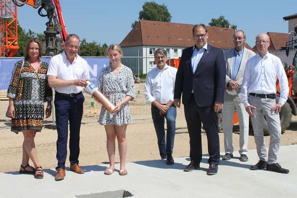 Grundsteinlegung mit Claus Behrens (2. v. lks.), Thilo Gollan (Mi.) und Bürgermeister Mirko Spieckermann (3. v. re.), der das Bauvorhaben als „weiteren Fortschritt für Neustadt“ bezeichnete.