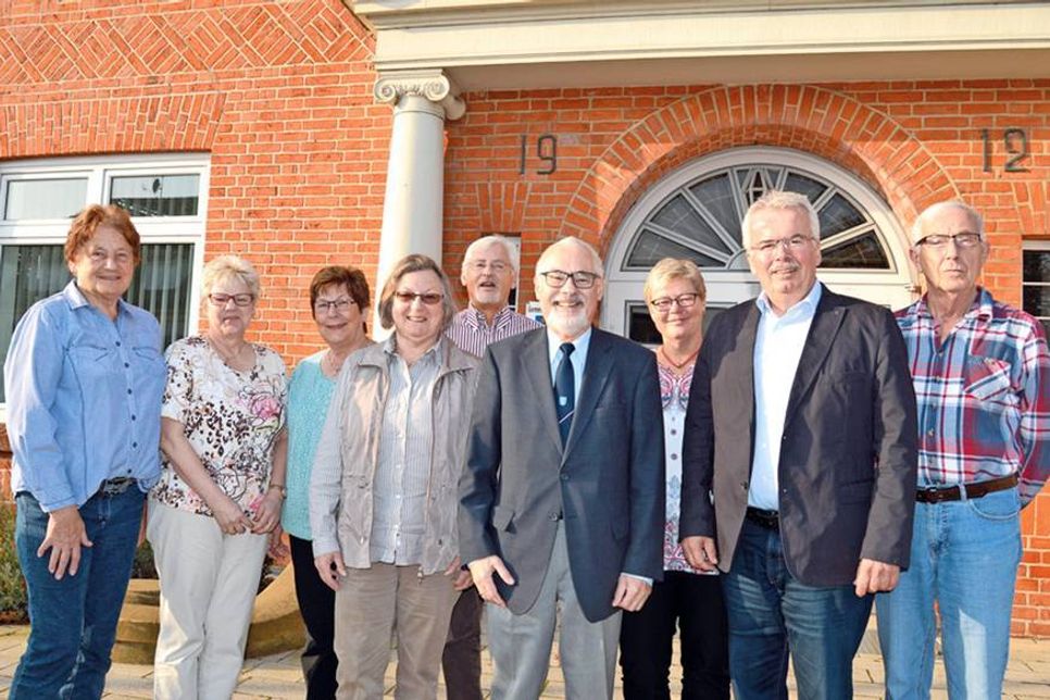Immer gut gelaunt hat der Seniorenbeirat der Gemeinde Stockelsdorf um seinen Vorsitzenden Siegfried H. Müller (4.v.r.) ein abwechslungsreiches Programm für die Generation 60 plus auf die Beine gestellt. (Foto: Setje-Eilers)