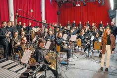 Das Sinfonische Orchester Ratekau um Dirigent Christoph (re.) – hier bei den Proben in der Cesar-Klein-Schule in Ratekau – begleitet die Disney-Sängerin Julia Scheeser.