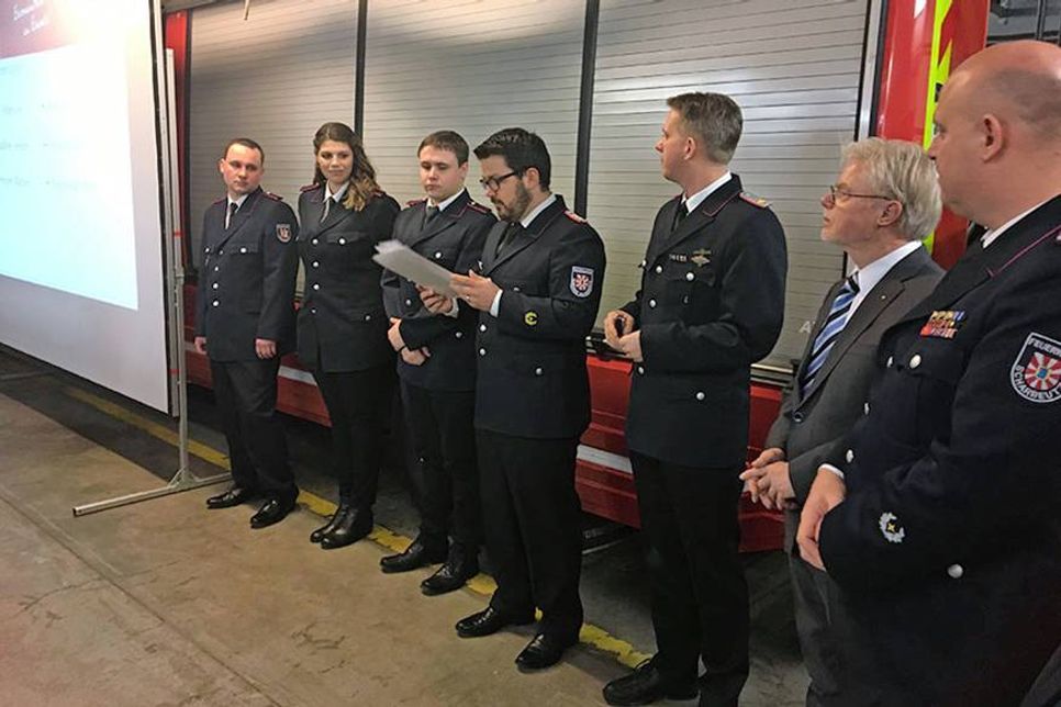 Gemeindewehrführer Patrick Bönig befördert Holger Madsen (von links), Nadine Verebes und Bo Anderson, im Beisein von Ortswehrführer Sebastian Levgrün, Bürgervorsteher Peter Nelle und dem stellvertretenden Ortswehrführer Malte Levgrün. (Foto: DS)