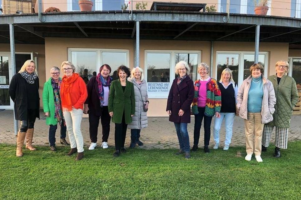 Spendenübergabe der Damen des Golfclubs Brodauer Mühle mit Initiatorin Susanne Graap (lks.) an den Hospiz-Verein.