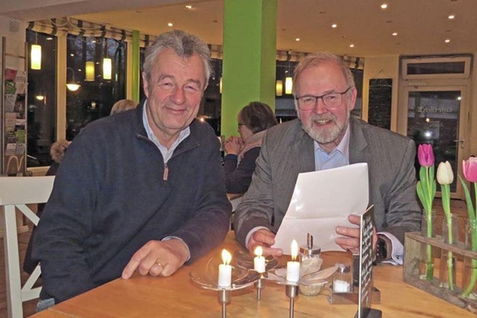 Jobst Richter (l.) als 1. und Michael Koch als 2. Vorsitzender des „Netzwerk Sport Malente e.V.“ sind die engagierten „Spielführer“ in einem vielversprechenden Team von sportbegeisterten Menschen in Malente.         Foto: Hasse