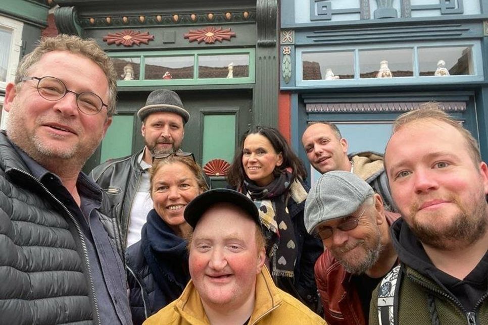 Die Truppe „unMöglich 2.0“ aus Lübeck besteht aus musizierenden Menschen mit und ohne Behinderung und steht für Inklusion, ehrenamtliches Engagement, Lebensfreude, Respekt und Dankbarkeit. Nach Neustadt kommt sie mit einem bunten Programm aus weihnachtlichen Liedern und mitreißenden Songs.