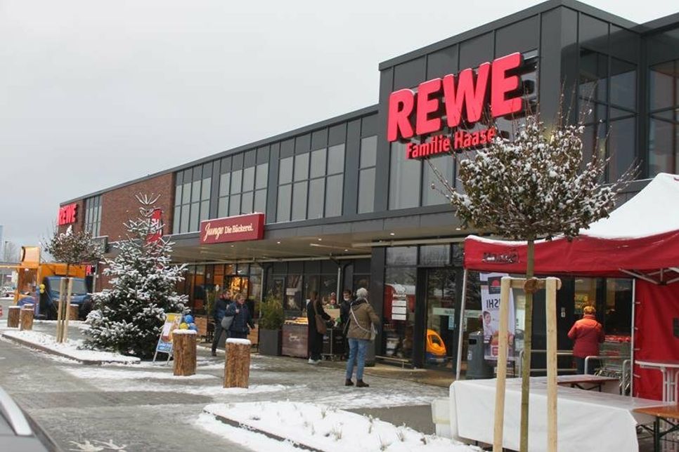 Alles ist fertig: Der neue Rewe Haase erstrahlt im weihnachtlich-maritimen Look.