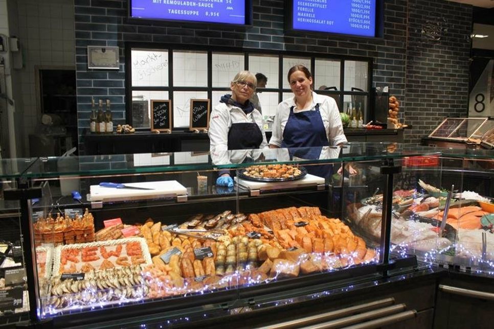 Eine riesige Auswahl an frischen Fischprodukten bietet die Marktfischerei Haase an.