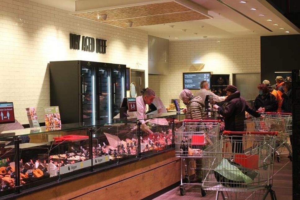 Regionale Frische wird auch an der Fleischtheke großgeschrieben.