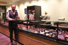 Inhaber Benjamin Haase bietet eine große Auswahl an der „Veganen Theke“ an - vom veganen Fleischsalat über Kartoffelsalat, bis hin zu Hackfleisch oder Salami.