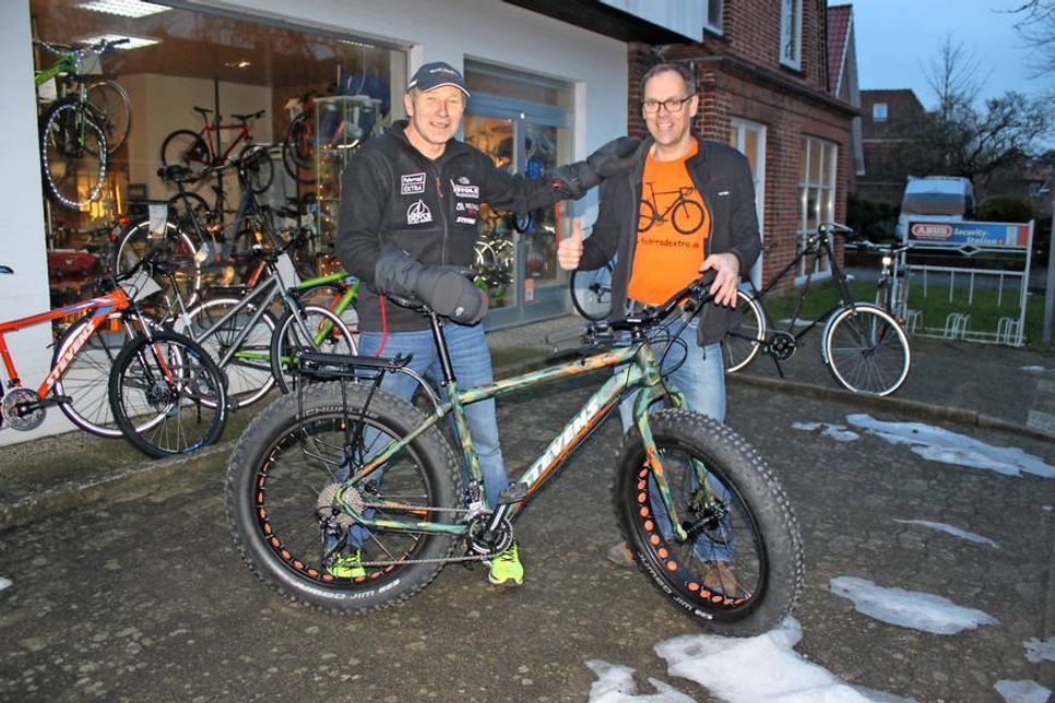 Schnee, Sand, Schotter – das robuste Fatbike aus der Bikeschmiede von Stevens kennt keine Grenzen und bleibt selbst auf ungewöhnlichsten Untergründen in der Spur. Die extrem breiten Laufräder sorgen für maximale Traktion, bestes Überrollverhalten und enorm hohe Laufruhe im Gelände. Bevor das Abenteuer, startet wird das Fatbike von Kurt Bansen (re.), Inhaber von Fahrrad Extra in Lensahn, noch ein wenig „aufgemotzt“.