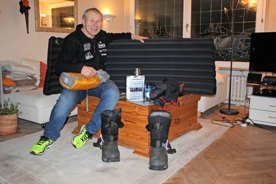 Wolfgang Kulow mit einem Teil seines Equipments. Vor allem Hände und Füße gilt es vor eisiger Kälte zu schützen.