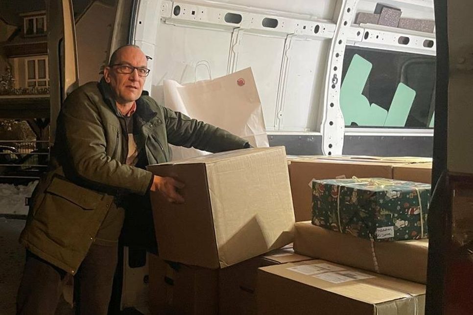 Maik De Paola vom reporter übernahm die Funktion des Weihnachtsmanngehilfens und brachte die 197 Geschenke zur Neustädter Tafel.