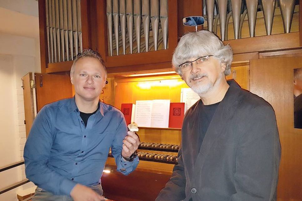 Orgelbauverein-Vorsitzender Peter Kleinschmidt (li.) und Kirchenmusiker Klaus Hoeft vor der jetzigen Kirchenorgel, die ersetzt werden muss. (Foto: hfr)