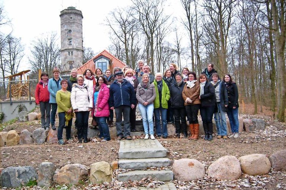 Die Seminarteilnehmer vom letzten Jahr mit den Referentinnen und dem Plattdeutschbeauftragten vor dem Elisabeth-Turm auf dem Bungsberg.