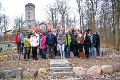 Die Seminarteilnehmer vom letzten Jahr mit den Referentinnen und dem Plattdeutschbeauftragten vor dem Elisabeth-Turm auf dem Bungsberg.