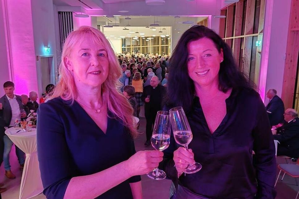 Bürgervorsteherin Renate Sonntag (lks.) und Bürgermeisterin Bettina Schäfer stoßen auf ein neues Jahr „voller Menschlichkeit, Frieden und Gesundheit“ an. (Foto: René Kleinschmidt)