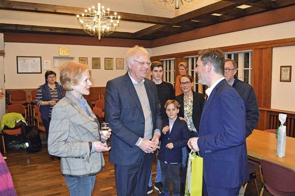 Ostholsteins Landrat Reinhard Sager und Ehefrau Imme gratulierten Thomas Keller zur Wiederwahl. Stolz beobachteten die Söhne Moritz und der kleine Paul mit Mutter Rebecca und Bad Schwartaus ehemaligen Bürgermeister Gerd Schuberth (r.) die Präsentübergabe.