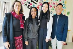 Schulleiterin Dr. Cordula Braun und ihr Stellvertreter Detlef Graff freuen sich, dass Ruth Shiferaw (2.v.li.) und Jennifer Wen aus Boston (USA) im Ostsee-Gymnasium zu Gast sind.