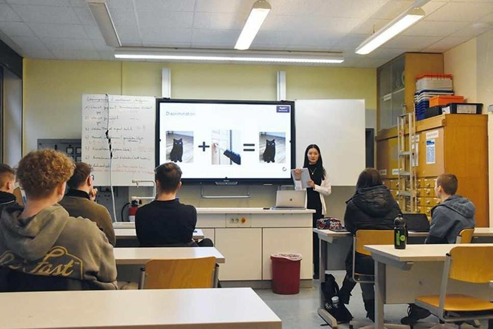 USA-Studentin Jennifer Wen beim Biologie-Unterricht im 12. Jahrgang.