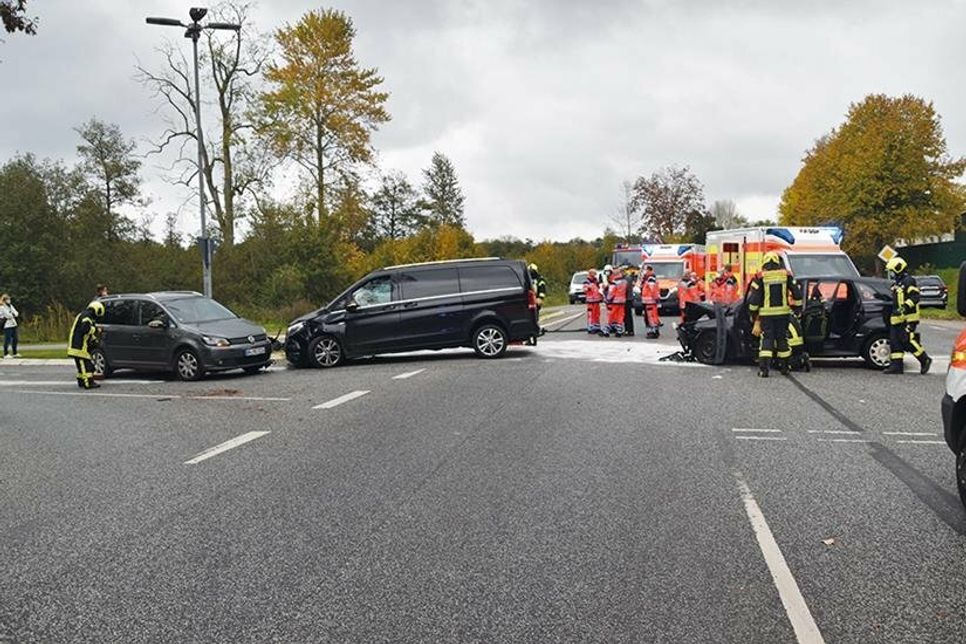 Immer wieder ist es an der Kreuzung B 76/Höppnerweg in Timmendorfer Strand zu schweren Verkehrsunfällen gekommen, wie hier im Oktober 2020.