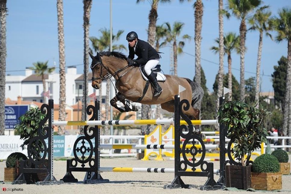 Dietrich Burmeister vom Reit- und Fahrverein Lensahn war mit seinem derzeitigen Spitzenpferd Charly-Brown - der Silberschweif - auf der Mediterranean Equestrian Tour (MET) in Oliva Nova (Spanien) und konnte dort drei Internationale Platzierungen in Prüfungen bis zur Höhe von 1,40 Metern erzielen.